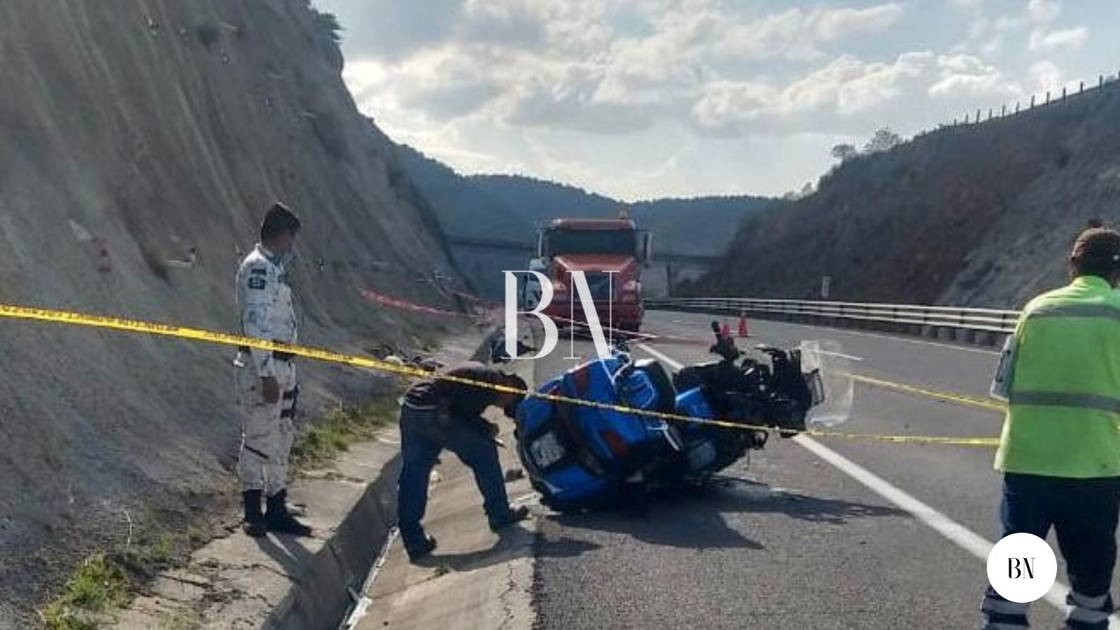 Se accidenta pareja en  moto; murió el conductor
